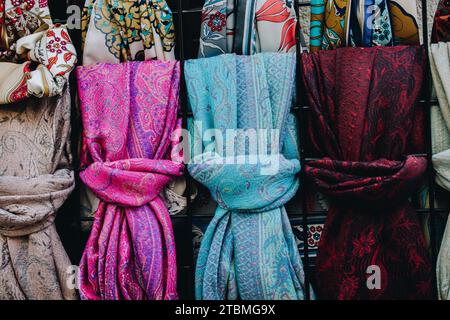 Pila di bright multi-colore di pezzi di tessuto in un bazar Foto Stock