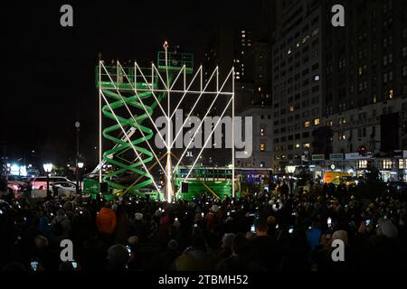 La menorah Hanukkah più grande del mondo viene accesa la prima notte di Hanukkah nel Central Park Grand Army Plaza il 7 dicembre 2023 a New York. Foto Stock