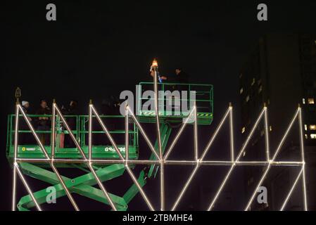 La menorah Hanukkah più grande del mondo viene accesa la prima notte di Hanukkah nel Central Park Grand Army Plaza il 7 dicembre 2023 a New York. Foto Stock