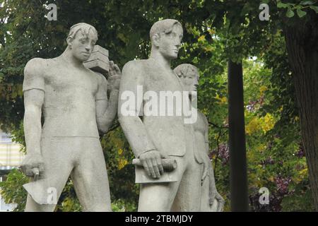 Scultura Construction Worker Monument di Carl Wilhelm Bierbrauer 1924, figure, tre, cazzuola, lavoratore, muratore, operaio edile, mattoni Foto Stock