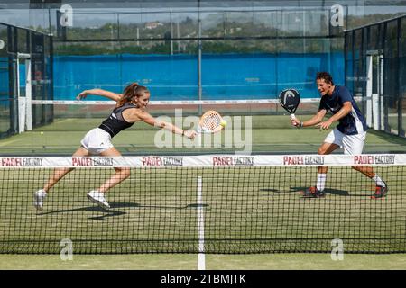 Giovane coppia che gioca a padel al Club Robinson di Ugento, Puglia, Italia Foto Stock