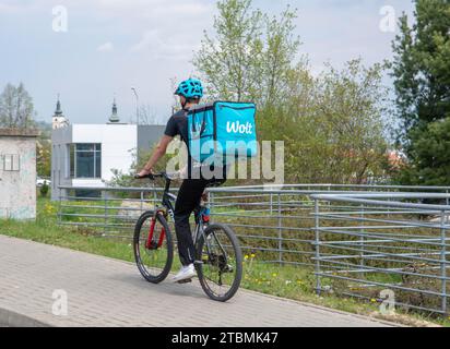 Banska Bystrica, Slovacchia, 1 maggio 2022: Corriere di biciclette Wolt al lavoro a Banska Bystrica. Servizio di consegna di cibo Foto Stock