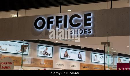 Bratislava, Slovacchia, 19 febbraio 2023: Negozio di scarpe per ufficio di fronte al marchio nel centro commerciale Nivy a Bratislava. Slovacchia Foto Stock