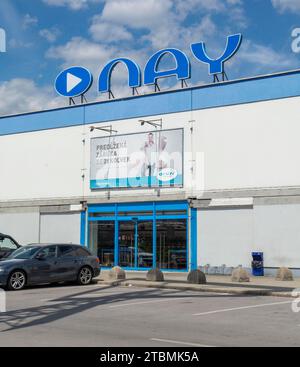 Banska Bystrica, Slovacchia, 16 luglio 2022: Nay elektrodom (Nay electronics). NAY è il più grande rivenditore specializzato di elettronica in Slovacchia Foto Stock