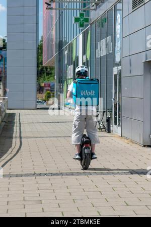 Banska Bystrica, Slovacchia, 16 luglio 2022: Wolt Courier at work in Banska Bystrica. Servizio di consegna di cibo Foto Stock