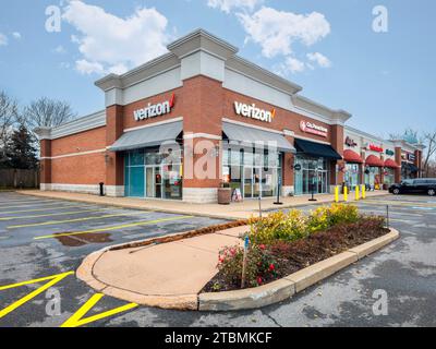 New Hartford, New York - 23 novembre 2023: Verizon Storefront, è un'azienda americana leader nel settore delle telecomunicazioni, offre vari piani mobili, copertura di rete 5G acr Foto Stock