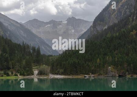 Stilluptal, bacino idrico di Stiillup (1116 m), Stillupgrund, Mayrhofen, lago artificiale, paesaggio montano alpino, foresta di conifere, foschia, Alpi della Zillertal Foto Stock