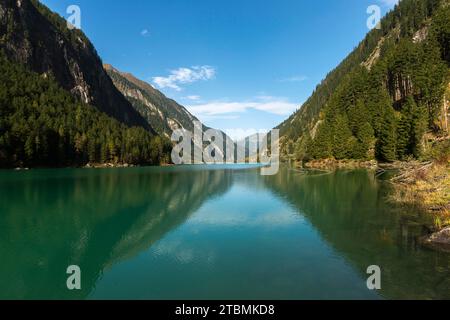 Stilluptal, bacino idrico di Stiillup (1116 m), Stillupgrund, Mayrhofen, lago artificiale, paesaggio montano alpino, foresta di conifere, riflessi d'acqua, blu Foto Stock