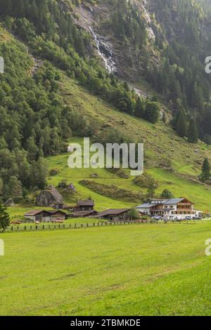 Sentiero escursionistico a Stilluptal, Gasthof Stilluper Haus, Stillupgrund, Mayrhofen, Parco naturale delle Alpi Zillertal, agricoltura, alpino Foto Stock