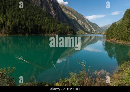 Stilluptal, bacino idrico di Stiillup (1116 m), Stillupgrund, Mayrhofen, lago artificiale, diga, riflessi d'acqua, paesaggio montano alpino, foresta di conifere Foto Stock