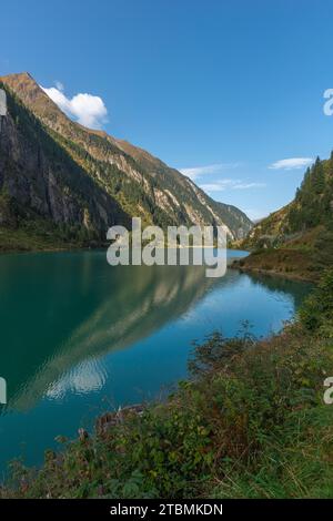 Stilluptal, bacino idrico di Stiillup (1116 m), Stillupgrund, Mayrhofen, lago artificiale, diga, riflessi d'acqua, paesaggio montano alpino, foresta di conifere Foto Stock