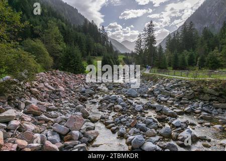 Stillup Bach, Stilluptal, Stillupgrund, Mayrhofen, Parco naturale di alta montagna Alpi Zillertal, foresta di conifere, sentiero escursionistico, Tirolo Foto Stock