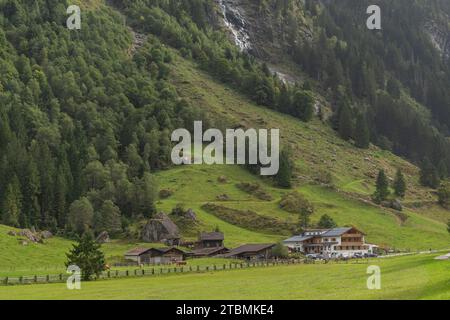 Sentiero escursionistico a Stilluptal, Gasthof Stilluper Haus, Stillupgrund, Mayrhofen, Parco naturale delle Alpi Zillertal, agricoltura, alpino Foto Stock