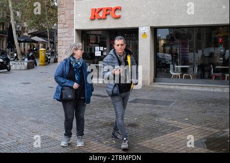 Barcellona, Spagna. 21 novembre 2023. I pedoni camminano davanti alla catena di ristoranti fast food americani, Kentucky Fried Chicken (KFC) in Spagna. (Foto di Xavi Lopez/SOPA Images/Sipa USA) credito: SIPA USA/Alamy Live News Foto Stock