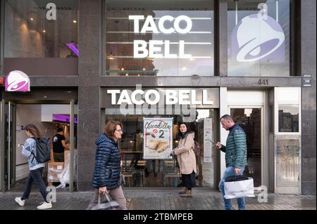 Barcellona, Spagna. 21 novembre 2023. I pedoni camminano davanti alla catena americana di ristoranti fast-food Taco Bell in Spagna. (Foto di Xavi Lopez/SOPA Images/Sipa USA) credito: SIPA USA/Alamy Live News Foto Stock