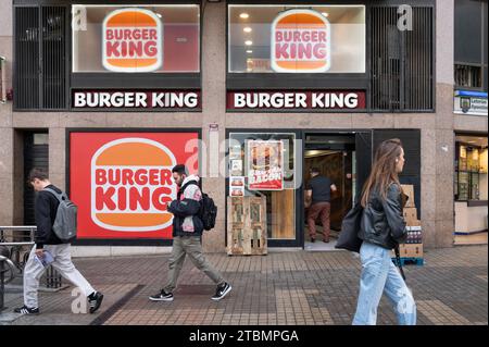 Barcellona, Spagna. 21 novembre 2023. I pedoni camminano davanti alla catena americana di ristoranti fast food Burger King in Spagna. (Foto di Xavi Lopez/SOPA Images/Sipa USA) credito: SIPA USA/Alamy Live News Foto Stock