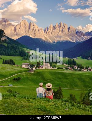 Coppia a St. Le cime del Magdalena Geisler o delle Dolomiti Odle. Val di Funes, paese di Santa Magdalena Dolomiti, uomini e donne in vacanza nelle Alpi dell'alto Adige Foto Stock