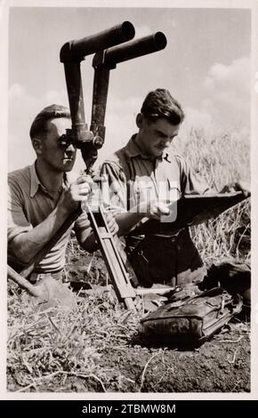 Soldati tedeschi che usano binocoli per l'osservazione dell'artiglieria, era della seconda guerra mondiale, cartolina. fotografo e luogo non identificati Foto Stock