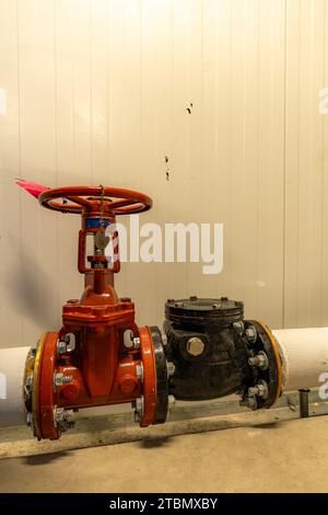 L'interno di una sala meccanica e di un sistema di acqua potabile domestico con valvole e tubi di collegamento. Foto Stock