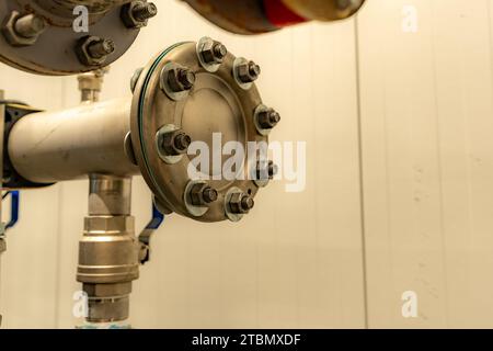 L'interno di una sala meccanica e di un sistema di acqua potabile domestico con valvole e tubi di collegamento. Foto Stock