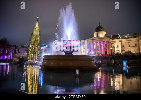 Londra, Regno Unito. 7 dicembre 2023. La fontana è vista dall'albero di Natale, a Trafalgar Square a Londra. Dal 1947, il popolo norvegese dà un albero di Natale al popolo di Londra per mostrare la propria gratitudine per il sostegno della Gran Bretagna alla Norvegia durante la seconda guerra mondiale Credito: SOPA Images Limited/Alamy Live News Foto Stock