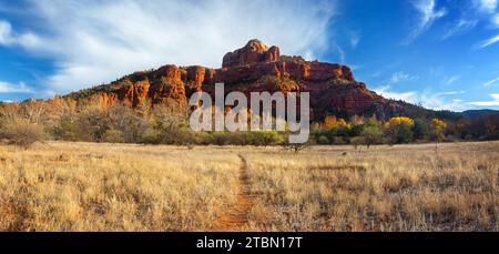 Cathedral Rock Sandstone Cliffs Scenic Panoramic Landscape View con Green Valley e Blue Skyline nel Red Rock State Park Sedona, Arizona, Stati Uniti Foto Stock