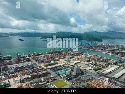SHENZHEN, CINA - maggio 29 2022: Zona di libero scambio del porto di Yantian, città di Shenzhen, provincia del Guangdong, Cina Foto Stock