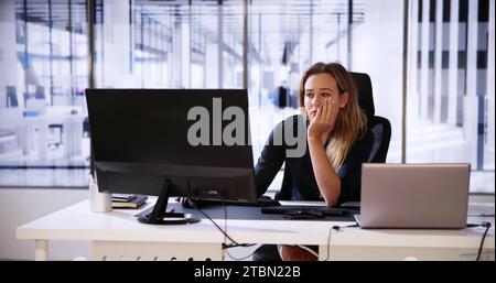 Annoiato Boss Donna addormentata. Dipendente stanco riposante Foto Stock