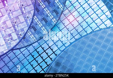 Wafer di silicio con microchip utilizzati nell'elettronica per la fabbricazione di circuiti integrati Foto Stock