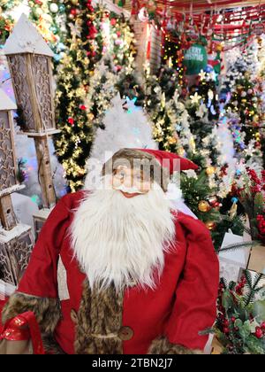 Graziosa bambola di Babbo Natale con regali. Felice anno nuovo e buon Natale Foto Stock