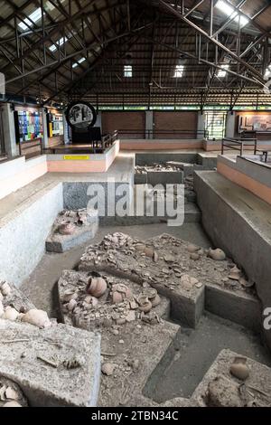 Museo nazionale di Ban Chiang, esposizione del sito di scavo, a Wat Pho si Nai, Ban Chiang, Udon Thani, Isan, Thailandia, sud-est asiatico, Asia Foto Stock