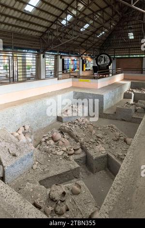 Museo nazionale di Ban Chiang, esposizione del sito di scavo, a Wat Pho si Nai, Ban Chiang, Udon Thani, Isan, Thailandia, sud-est asiatico, Asia Foto Stock