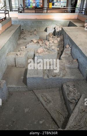 Museo nazionale di Ban Chiang, esposizione del sito di scavo, a Wat Pho si Nai, Ban Chiang, Udon Thani, Isan, Thailandia, sud-est asiatico, Asia Foto Stock