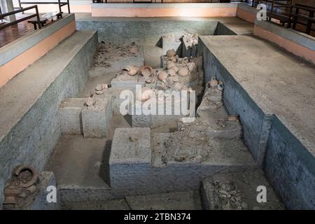 Museo nazionale di Ban Chiang, esposizione del sito di scavo, a Wat Pho si Nai, Ban Chiang, Udon Thani, Isan, Thailandia, sud-est asiatico, Asia Foto Stock