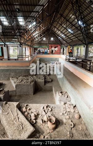 Museo nazionale di Ban Chiang, esposizione del sito di scavo, a Wat Pho si Nai, Ban Chiang, Udon Thani, Isan, Thailandia, sud-est asiatico, Asia Foto Stock