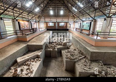 Museo nazionale di Ban Chiang, esposizione del sito di scavo, a Wat Pho si Nai, Ban Chiang, Udon Thani, Isan, Thailandia, sud-est asiatico, Asia Foto Stock