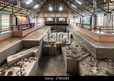 Museo nazionale di Ban Chiang, esposizione del sito di scavo, a Wat Pho si Nai, Ban Chiang, Udon Thani, Isan, Thailandia, sud-est asiatico, Asia Foto Stock