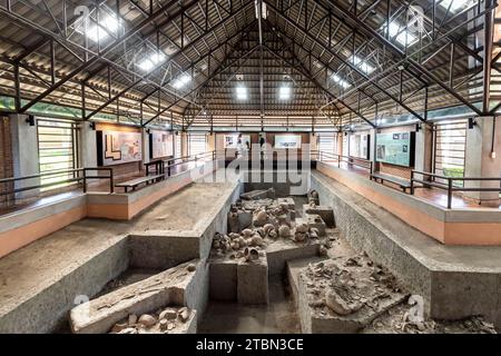 Museo nazionale di Ban Chiang, esposizione del sito di scavo, a Wat Pho si Nai, Ban Chiang, Udon Thani, Isan, Thailandia, sud-est asiatico, Asia Foto Stock