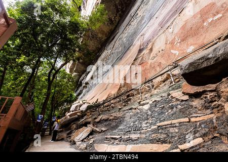 Parco nazionale PHA Taem, dipinti rupestri preistorici sulla scogliera del Mekong (fiume), sito del gruppo 2, Ubon Ratchathani, Isan, Thailandia, sud-est asiatico, Asia Foto Stock