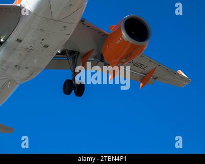 Vista del sottocarro dell'aereo volante EasyJet. Vista di dettaglio. Primo piano. Cielo blu senza nuvole. 9 novembre 2023. Arrecife, Isole Canarie, Spagna Foto Stock