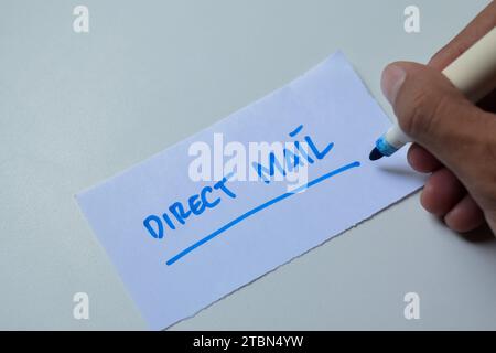 Concetto di Direct mail scrivere su appunti isolati su sfondo bianco. Foto Stock