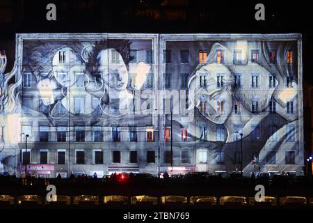 © PHOTOPQR/LE PROGRES/Richard MOUILLAUD - Lione 07/12/2023 - LE 07/12/2023 Fête des Lumières -Fête des Lumières Sur les quais de Saône Lione; 8 dicembre 2023; l'evento è nato dall'inaugurazione della statua della Vergine d'Oro a Fourvière. Avrebbe salvato la città dalla peste due secoli prima. Programmato per l'8 settembre 1852, il festival è stato finalmente rinviato a causa di un'inondazione del Saône che ha inondato l'officina dello scultore Fabisch, progettista dell'opera. La nuova data scelta è l'8 dicembre, la festa dell'Immacolata Concezione. Ma l'8 dicembre 1852, una minaccia Foto Stock