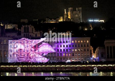 © PHOTOPQR/LE PROGRES/Richard MOUILLAUD - Lione 07/12/2023 - LE 07/12/2023 Fête des Lumières -Fête des Lumières Sur les quais de Saône Lione; 8 dicembre 2023; l'evento è nato dall'inaugurazione della statua della Vergine d'Oro a Fourvière. Avrebbe salvato la città dalla peste due secoli prima. Programmato per l'8 settembre 1852, il festival è stato finalmente rinviato a causa di un'inondazione del Saône che ha inondato l'officina dello scultore Fabisch, progettista dell'opera. La nuova data scelta è l'8 dicembre, la festa dell'Immacolata Concezione. Ma l'8 dicembre 1852, una minaccia Foto Stock