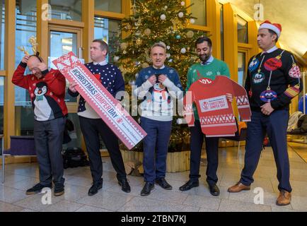 Save the Children Christmas Jumper Day. NELLA FOTO i leader del partito al Parlamento scozzese indossano dei saltatori natalizi a sostegno di Save the Children. L-R Patrick Harvie Scottish Greens, Douglas Ross Scottish Conservatives, Alex Cole-Hamilton Lib Dems, Frist Minister Humza Yousaf SNP e Anas Sarwar Scottish Labour. Foto Stock