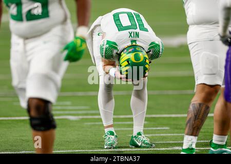 Il quarterback degli Oregon Ducks Bo Nix (10) reagisce durante la gara di PAC-12 Championship contro i Washington Huskies, venerdì 1 dicembre 2023, ad Allegiant Foto Stock