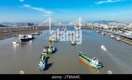 ZHOUSHAN, CINA - 8 DICEMBRE 2023 - Brigata anticontrabbando di difesa costiera e stazione di polizia di Shenjiamen svolgono una pattuglia congiunta e forze dell'ordine Foto Stock