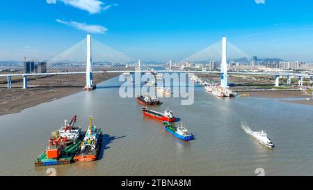 ZHOUSHAN, CINA - 8 DICEMBRE 2023 - Brigata anticontrabbando di difesa costiera e stazione di polizia di Shenjiamen svolgono una pattuglia congiunta e forze dell'ordine Foto Stock