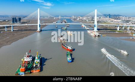 ZHOUSHAN, CINA - 8 DICEMBRE 2023 - Brigata anticontrabbando di difesa costiera e stazione di polizia di Shenjiamen svolgono una pattuglia congiunta e forze dell'ordine Foto Stock