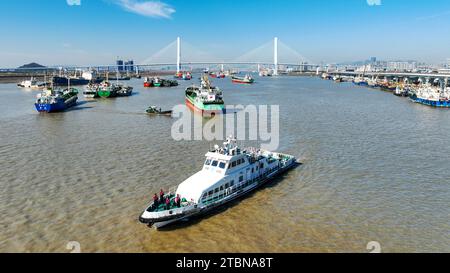 ZHOUSHAN, CINA - 8 DICEMBRE 2023 - Brigata anticontrabbando di difesa costiera e stazione di polizia di Shenjiamen svolgono una pattuglia congiunta e forze dell'ordine Foto Stock