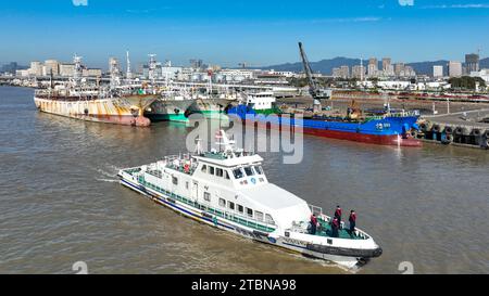 ZHOUSHAN, CINA - 8 DICEMBRE 2023 - Brigata anticontrabbando di difesa costiera e stazione di polizia di Shenjiamen svolgono una pattuglia congiunta e forze dell'ordine Foto Stock